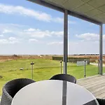4 Bedroom Lovely In Сasa de vacaciones Hadsund