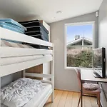 Сasa de vacaciones 4 Bedroom Lovely In *